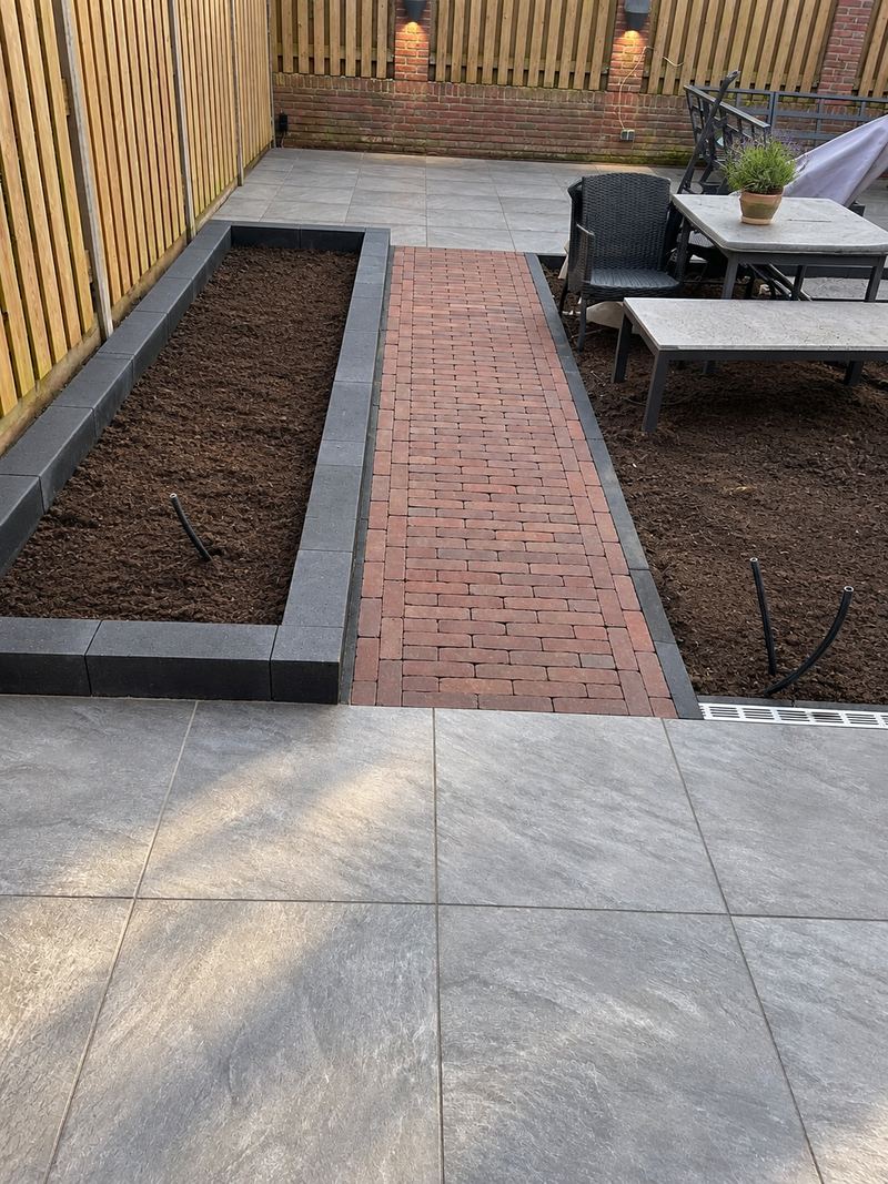 Bestrating en borders in aanleg